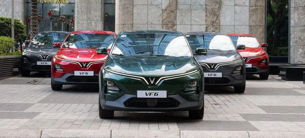 Đội xe sedan hiện đại phục vụ đưa đón khách
